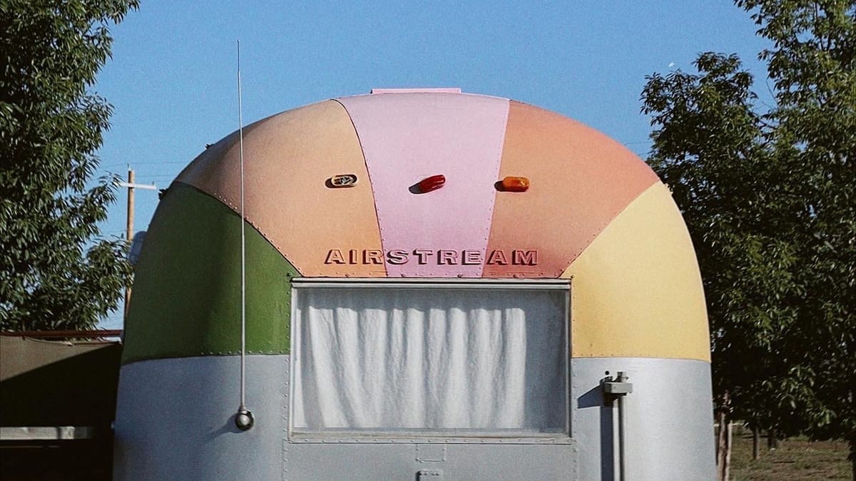 Retro on Wheels - The Aesthetic Comeback of Vintage Campers Post feature image
